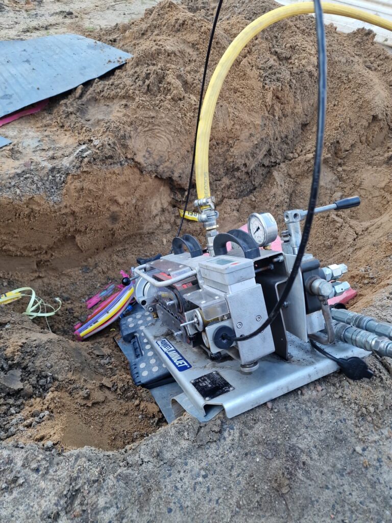 Einblasmaschine im Kabelgraben